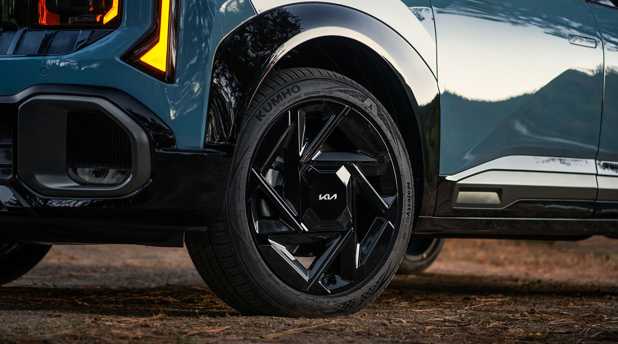 Kia USA 2027 Seltos wheel and body detail; overseas equipment.